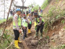 Polresta Bukit Tinggi, Kembali Salurkan Bantuan Ke Warga Terdampak Di Jorong Sungai Landia.