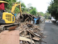 Diduga Suah 4 Tahun Jadi Sarang Prostitusi Di Klaten, Pembongkaran Temukan Banyak Kondom.