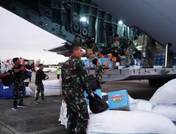 Mendarat Di Lanud Sultan Iskandar Muda, Airbus A-400 TNI AU Bawa 24 Ton Bantuan Korban Banjir Aceh.