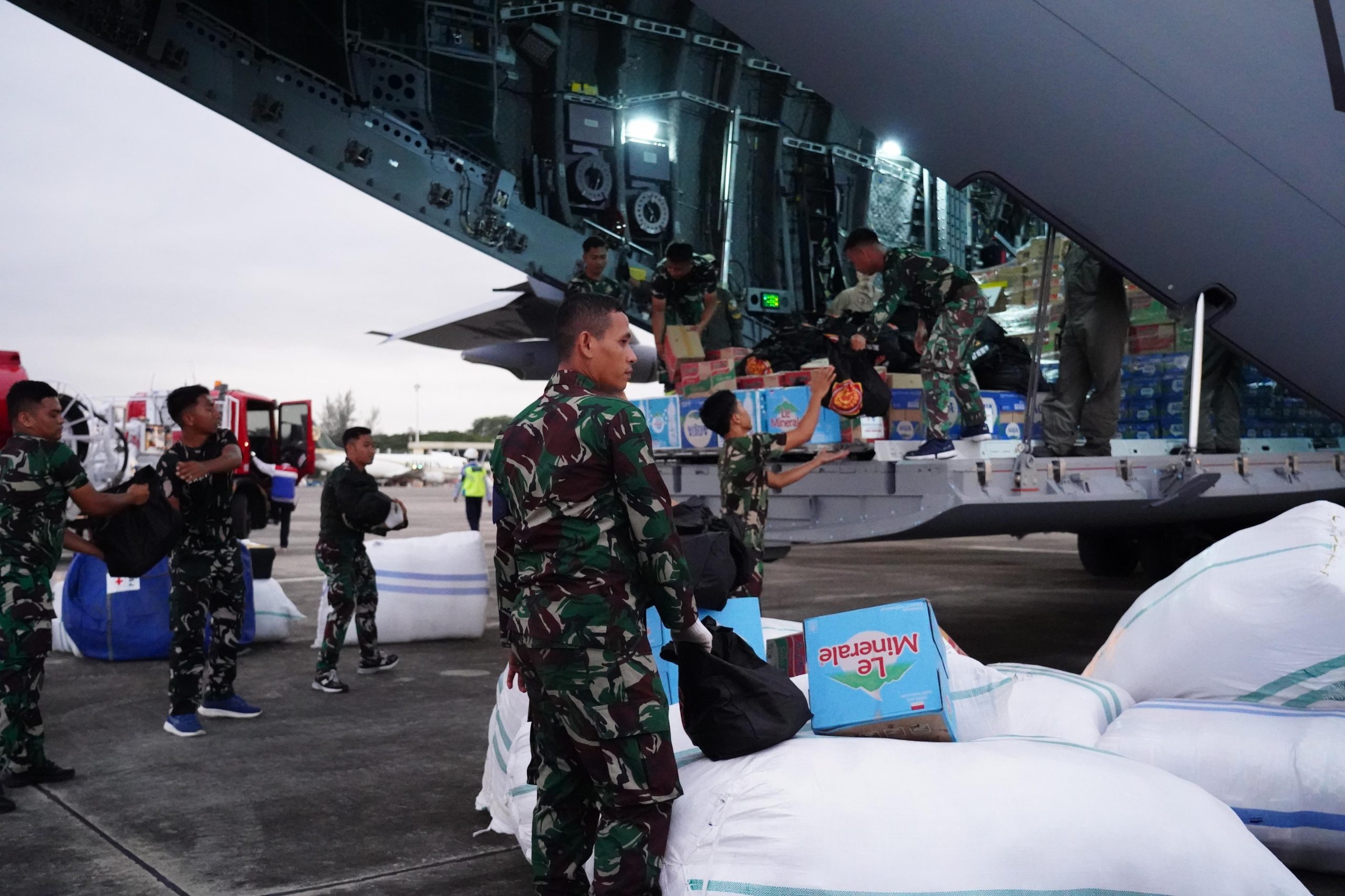 Mendarat Di Lanud Sultan Iskandar Muda, Airbus A-400 TNI AU Bawa 24 Ton Bantuan Korban Banjir Aceh.