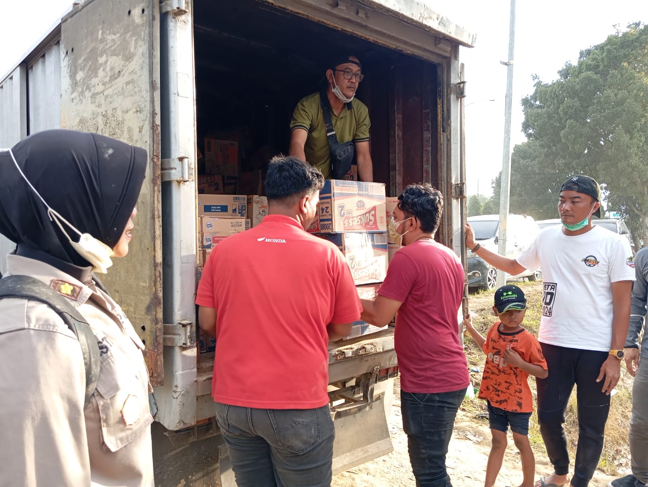 PT Capella Dinamik Nusantara, Salurkan Bantuan Logistik, Untuk Korban Banjir Aceh Tamiang, Di Terima Polres Aceh Tamiang.