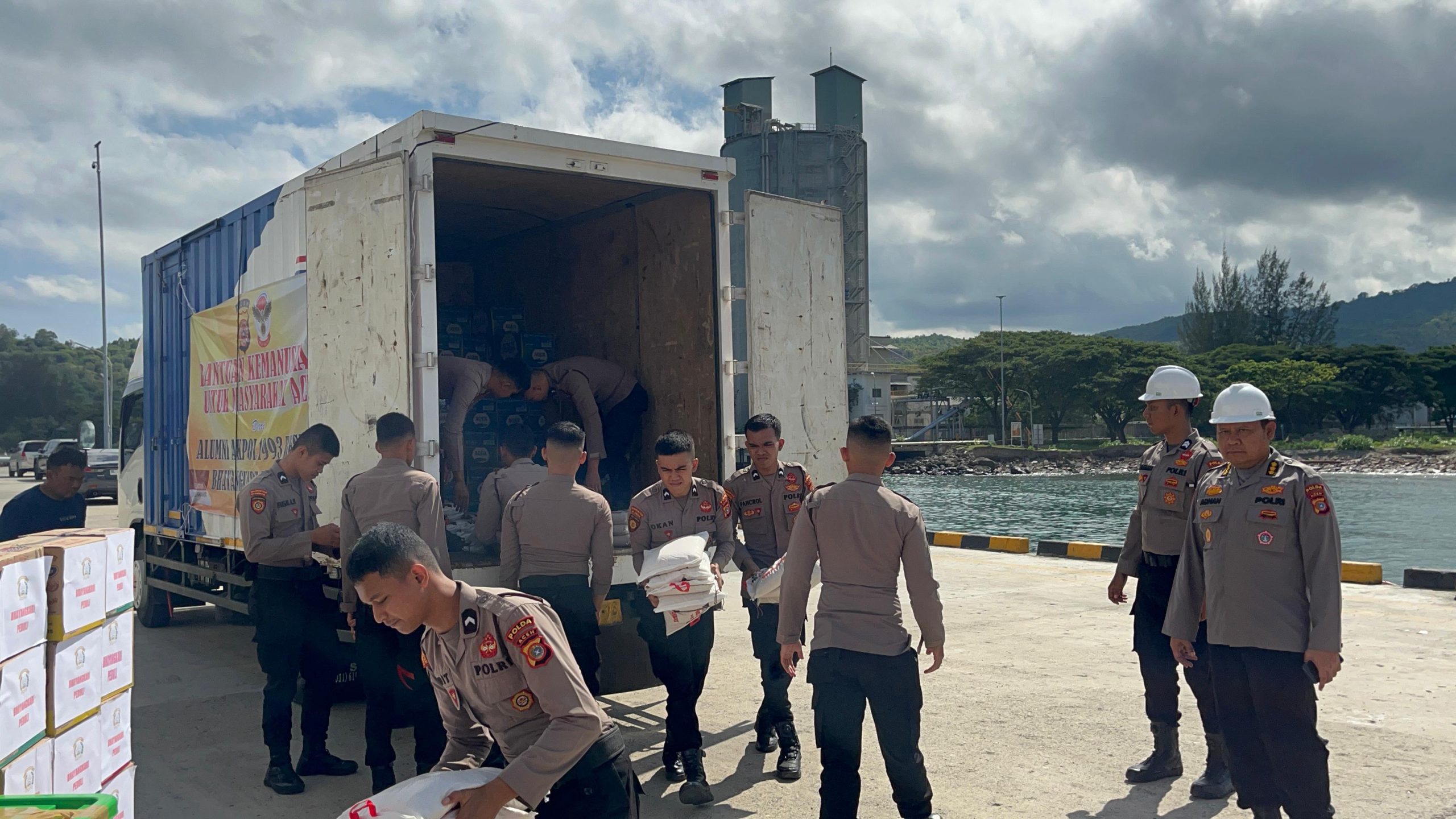 Polda Aceh, Kembali Kirim Bantuan Sembako Dan BKO Personel, Untuk Bantu Masyarakat Terdampak Banjir, Di Langsa Dan Aceh Tamiang.