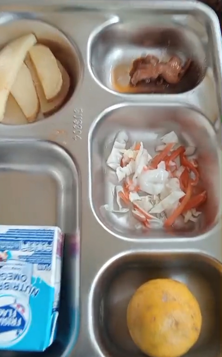 “Anggaran Besar, Menu Tipis? Program MGG Sukaresmi Disorot: Siswa Diduga Hanya Dapat Kulit Ayam Tipis Dan Sayuran Iris “