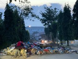Usai Banjir Bandang Melanda Daerah Kota Langsa, Bauk Busuk Di Mana-Mana, Diduga Pihak Kantor DLHK Kewalahan Angkut Sampah.