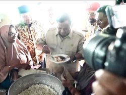 Momen Prabowo Makan Masakan Warga Pengungsi Saat Cek Dapur di Aceh, Pastikan Gizi Dan Kelayakan.