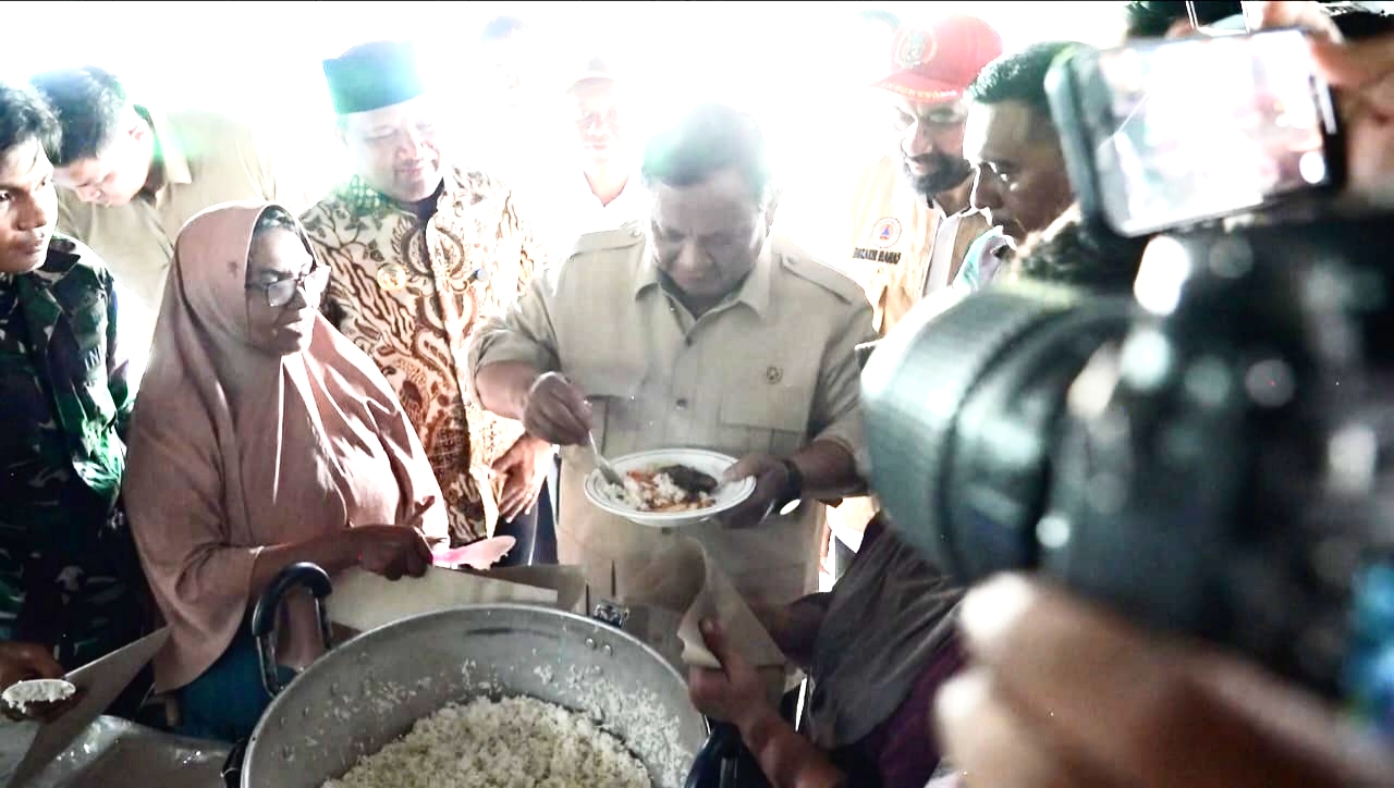 Momen Prabowo Makan Masakan Warga Pengungsi Saat Cek Dapur di Aceh, Pastikan Gizi Dan Kelayakan.