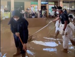 Pemandangan Warga dan TNI Gotong Royong Bersihkan RSUD Aceh Tamiang, Kini Bisa Digunakan.