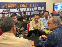 Mensesneg Prasetyo Hadi Tinjau Posko Bantuan di Lanud Halim, Pastikan Logistik untuk Sumatra Tersalur Tepat Waktu.