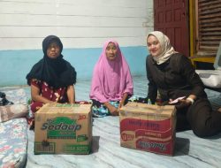 Anggota Komisi 3 DPRD Kabupaten Lingga, Dari Fraksi Golkar, “Nova Avriliani”, Memberi Bantuan Sembako Kepada Warga, Yang Terrdampak Banjir, Di desa Marok Kecil.