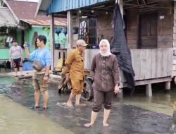 Camat Singkep Selatan, Turun langsung, Meninjau Ke Tempat Warga Yang Terrdampak Banjir, Di desa Marok Kecil.