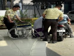 Pelayanan Humanis, Security BRI Bintaro Dampingi Nasabah Pensiunan Lansia Pengguna Kursi Roda