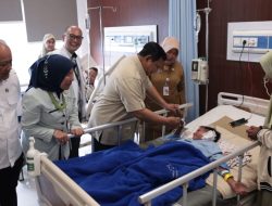 Prabowo Beri Semangat ke Pasien Korban Tabrakan Mobil SPPG: Lekas Sembuh, Rajin Belajar.