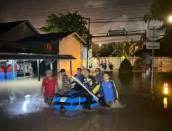 Hujan Picu Banjir, Di Ciwandan, Aparat Kelurahan Dan Warga Lakukan Evakuasi.