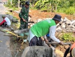 Cegah Longsor, Babinsa Nogosari Gotong-Royong Bangun Talud Bersama Warga.