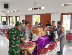 Babinsa Serengan, Bantu Pendistribusian Kaporlap Helm, Dari Lurah Untuk Linmas.