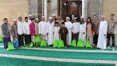 Kapolres Metro Jakbar Sholat Jumat Bersama Warga Kembangan Utara, Wujud Kedekatan Polri dan Masyarakat