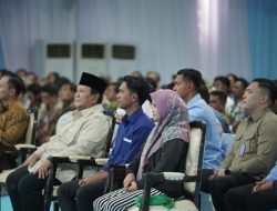 Momen Prabowo Duduk Bersebelahan dengan ART dan Tukang Seblak di Serah Terima Rumah Subsidi.