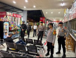 Jamin Keamanan Penumpang Nataru, Polres Metro Jakarta Barat Gelar Patroli Jalan Kaki di Terminal Kalideres