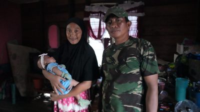 Personel TNI di Aceh Tamiang Sertu Giman Lega Bisa Selamatkan Warga Meski Rumah Hancur.
