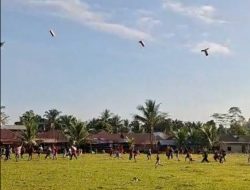 Keseruan Warga Menyambut Helibox, Bantuan Udara Hadirkan Suka Cita di Simpang Jernih.