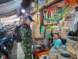 Jelang Nataru, Babinsa Danukusuman Cek Harga Sembako Pasar Tradisional.