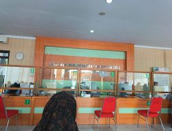 Jam Sudah Di Buka, Meja Masih Kosong, Warga Gunung Kidul, Soroti Pelayanan Disdukcapil.