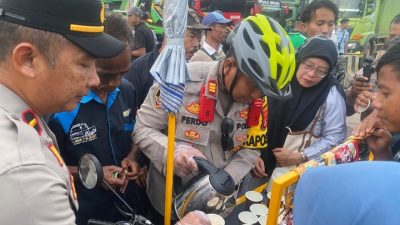 Operasi Lilin Krakatau 2025, Cara Unik Kapolsek KSKP Bakauheni; AKP Ferdo Elfianto Modifikasi Sepeda Listrik Berkeliling Bagikan Kopi dan Cemilan Gratis