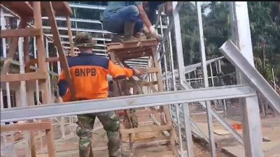 Bersihkan Jalan di Aceh Tamiang, Alat Berat Bekerja hingga Tengah Malam.