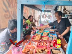 Hangat & Merakyat Angkringan Jadi Sasaran Babinsa Danukusuman Dalam Berinteraksi Sosial Surakarta, Babinsa Danukusuman Koramil 03/Serengan Kodim 0735/Surakarta Serda Tito sedang berinteraksi dengan Bhabinkamtibmas dan Warga di wedangan Pak Kuncung Jl Pattimura Danukusuman Serengan Kota Surakarta, Selasa (13/01/2026) Menikmati hidangan istimewa kampung (HIK) menjadi kuliner khas Kota Solo yang mana tiap tiap sudut kota banyak ditemui sehingga babinsa sering nongkrong untuk mencari dan menyampaikan informasi terkait dengan perkembangan situasi diwilayah. Tutur Serda Tito Selain itu HIK merupakan ruang sosialisi yang sarat kearifan lokal yang tidak memandang status sosial maupun ekonomi. Pak kuncung pemilik Hik merasa senang karena wedangannya sering disambangi Babinsa dan Bhabinkamtibmas sehingga merasa aman dan nyaman dalam berjualan, Tegas Babinsa (Agus Kemplu)