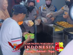 Polri hadir di tengah masyarakat saat musibah Banjir Karawang melanda.