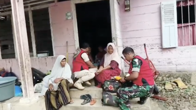 Dari Desa ke Desa, Layanan Kesehatan TNI-Polri Keliling Obati Warga Terdampak Bencana Sumatra.