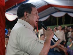 Momen Prabowo Panjatkan Doa Awal Tahun dan Didoakan Balik oleh Warga di Pengungsian Batu Hula.