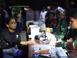 Malam Tahun Baru di Posko Pengungsian Batu Hula Meriah: Warga Cek Kesehatan, Anak-anak Dapat Mainan.