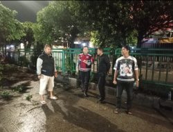 Respon Cepat Aduan Warga Melalui 110, Polsek Palmerah Tangani Pohon Tumbang di KS Tubun