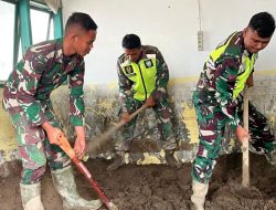 TNI AD dan Warga Bahu-membahu Bersihkan Rumah dan Pondok Bersalin Terdampak Bencana Banjir.