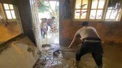 Personel Ditsamapta Polda Aceh, Bersihkan Sisa Material Banjir, Di SD Negeri 2 Rantau Aceh Tamiang.