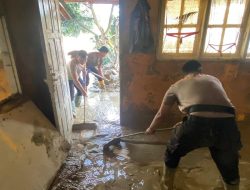 Personel Ditsamapta Polda Aceh, Bersihkan Sisa Material Banjir, Di SD Negeri 2 Rantau Aceh Tamiang.