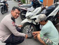 Cegah Curanmor, Bhabinkamtibmas Kota Bambu Selatan Polsek Palmerah Sosialisasikan Program Gembok Kamtibmas