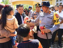 Kapolda Aceh, Sapa Dan Hibur Anak-Anak, Di Posko Pengungsian Pasca Kepanikan Gunung Burni Telong.