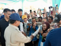 Cek Hasil Panen Raya di Karawang, Petani Antusias Bertemu Presiden Prabowo.