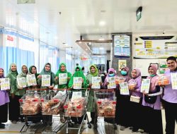 Tingkatkan Rasa Sosial, Kepada Keluarga Penunggu Pasien Humas RSUD Soejono, Bagikan Makanan Bergizi.