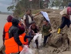 Tempuh 2 Jam Perjalanan Jalur Sungai, Hakim PN Bekasi, Salurkan Bantuan Ke Aceh.
