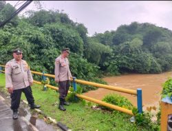 Bhabinkamtibmas Polsek Cikupa Monitoring Genangan Air Akibat Luapan Kali di Desa Cibadak