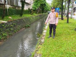 Polsek Panongan Lakukan Pengecekan Daerah Rawan Banjir, Debit Air Kali Citra Raya Terpantau Menurun