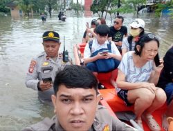 Sat Samapta Polres Metro Tangerang Kota Evakuasi Warga Terdampak Banjir di Kosambi