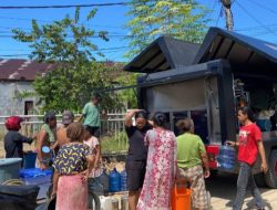 Brimob Polda Sumut Distribusikan Air Bersih ke Desa Sibuluan Nauli Pascabencana