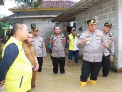 Kapolresta Tangerang Tinjau Banjir di Margasari Tigaraksa, Distribusikan Bantuan