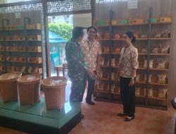 Berikan Motivasi Dan Semangat Pelaku UMKM, Babinsa Kemlayan Sambangi Pegawai Toko Oleh-Oleh.
