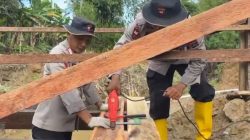 Sat Brimob Polda Sumbar, Bangun Jembatan Darurat Penghubung Dua Nagari, Di Padang Pariaman.