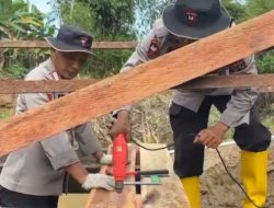 Sat Brimob Polda Sumbar, Bangun Jembatan Darurat Penghubung Dua Nagari, Di Padang Pariaman.